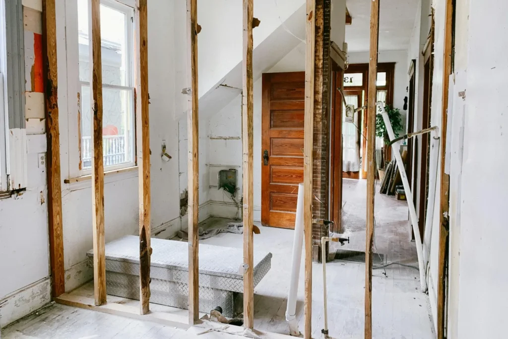 Mieszkanie w Warszawie w trakcie prac remontowych.