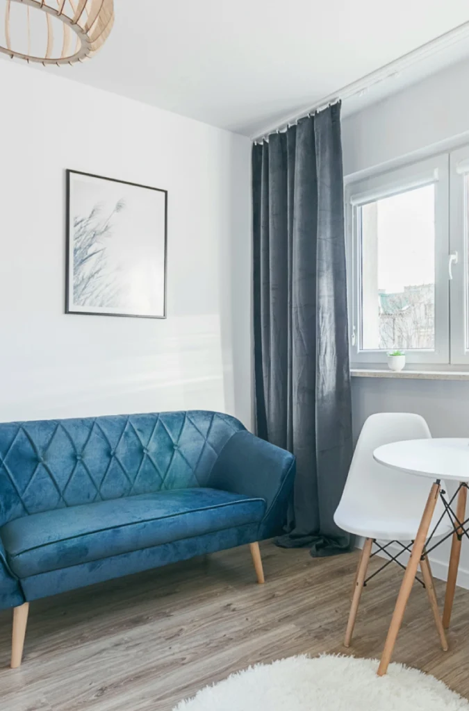 Wykończenie wnętrza pomieszczenia w mieszkaniu — salon.